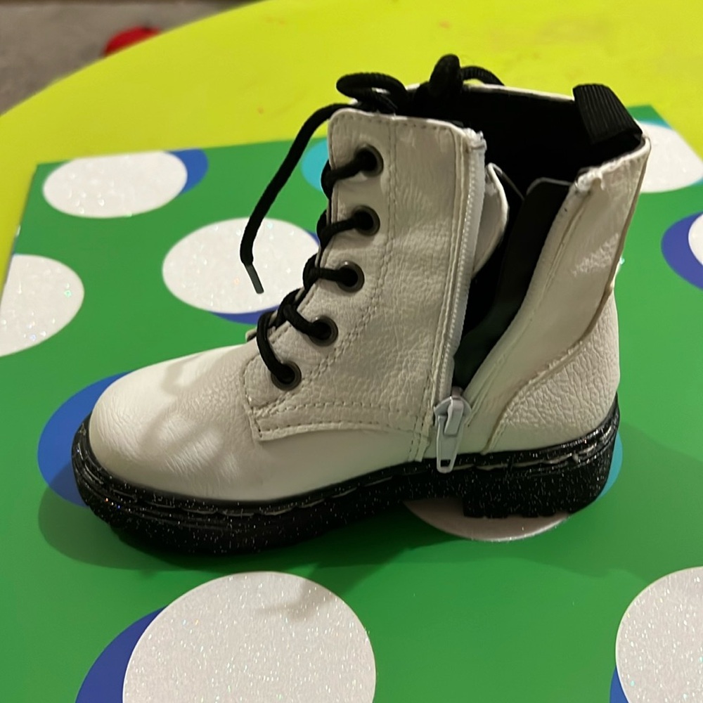White toddler boots. Size 8